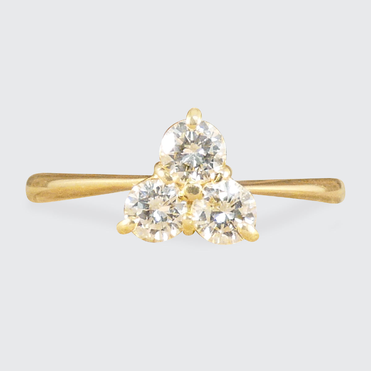 Elegant ring in 18ct yellow gold, featuring a sparkling three-stone diamond cluster design for a timeless and sophisticated look.