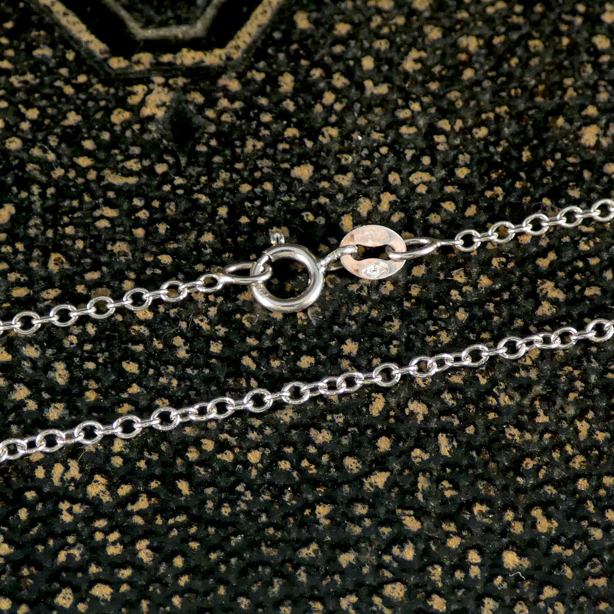 Bolt clasp in 18ct White Gold integrated to necklace.