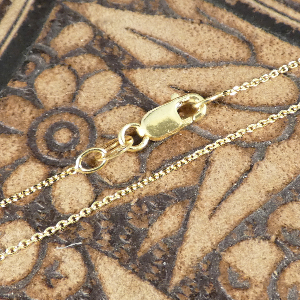 Lobster clasp on an 18ct Yellow gold diamond cut chain.