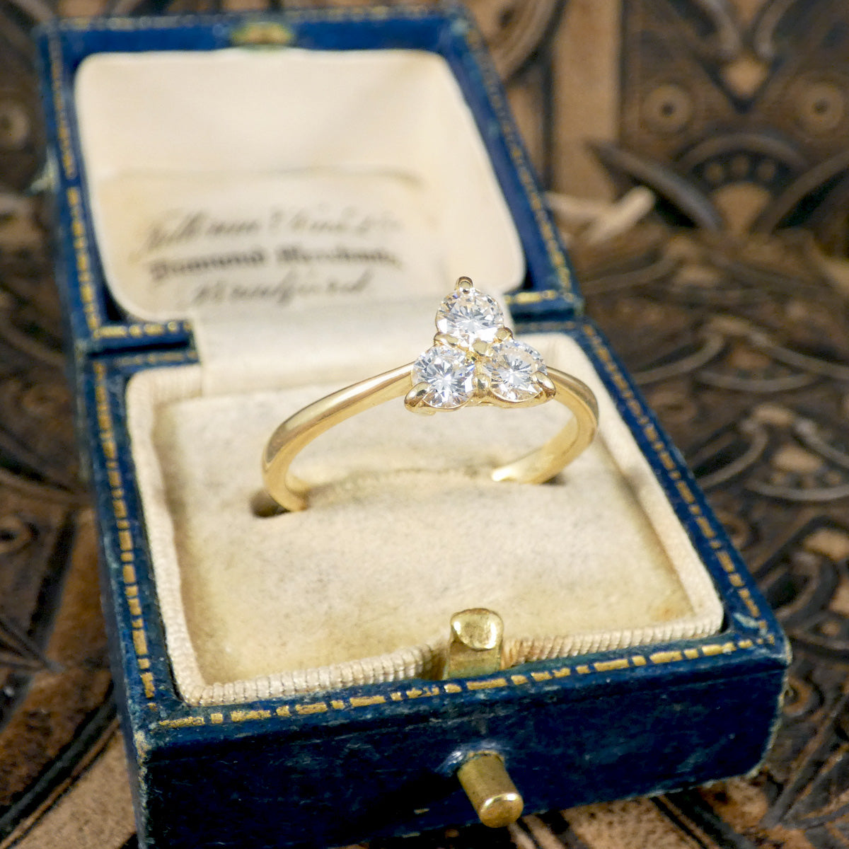 Elegant ring in 18ct yellow gold, featuring a sparkling three-stone diamond cluster design for a timeless and sophisticated look. Shown in vintage box.