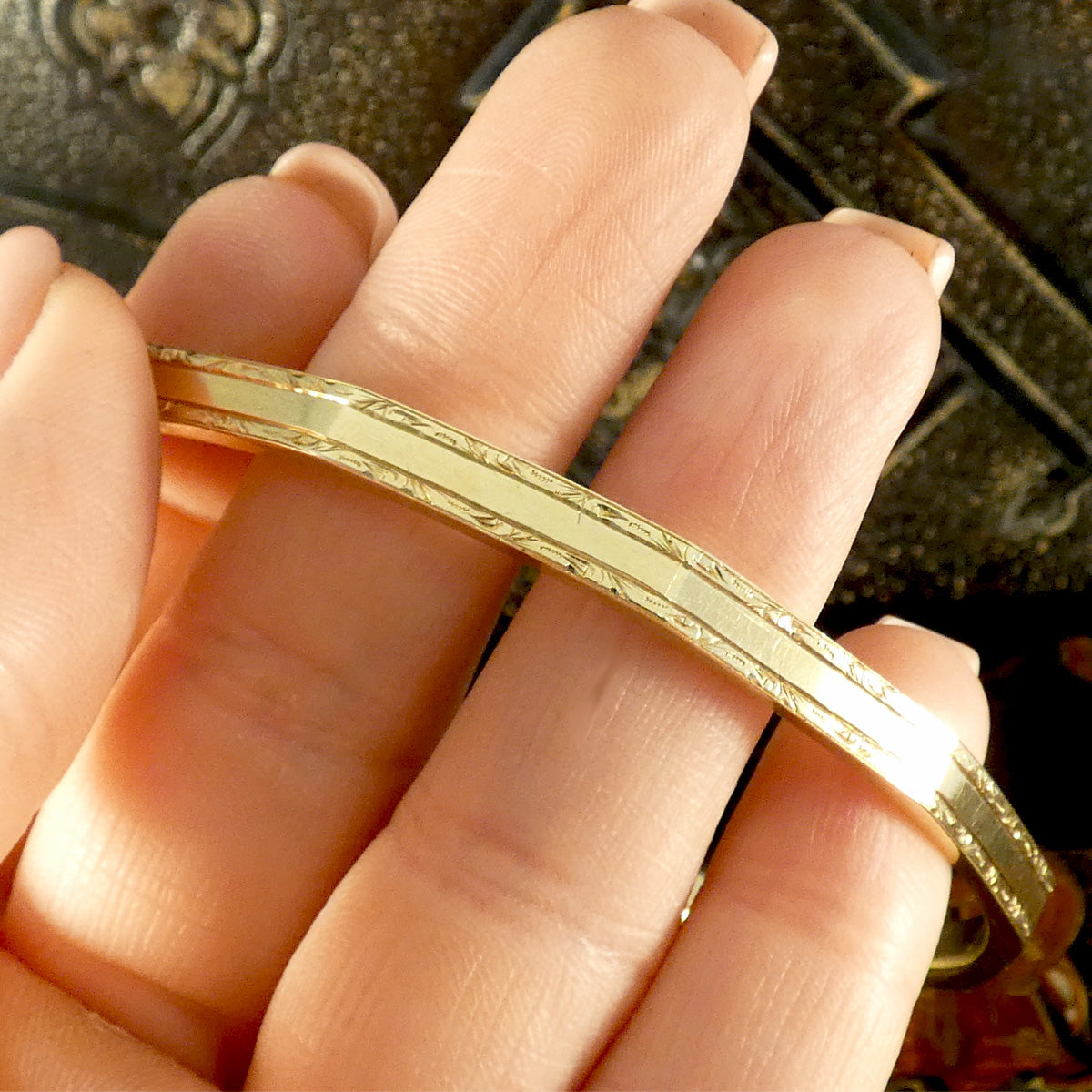 C1928 Detailed 9ct Yellow Gold Solid Slave Bangle