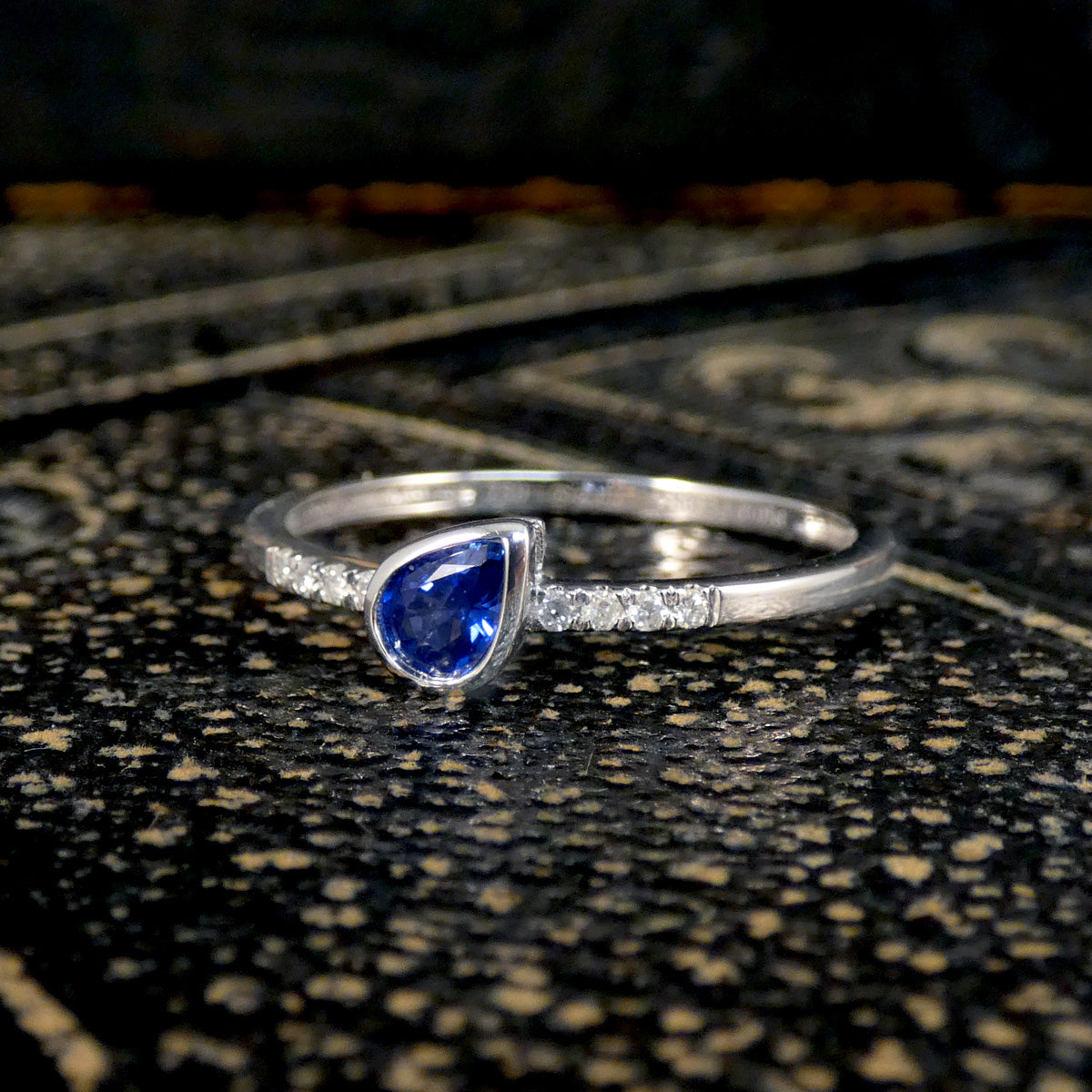 Beautiful blue sapphire ring with small brilliant cut diamonds and four set either side of the centre piece Sapphire.