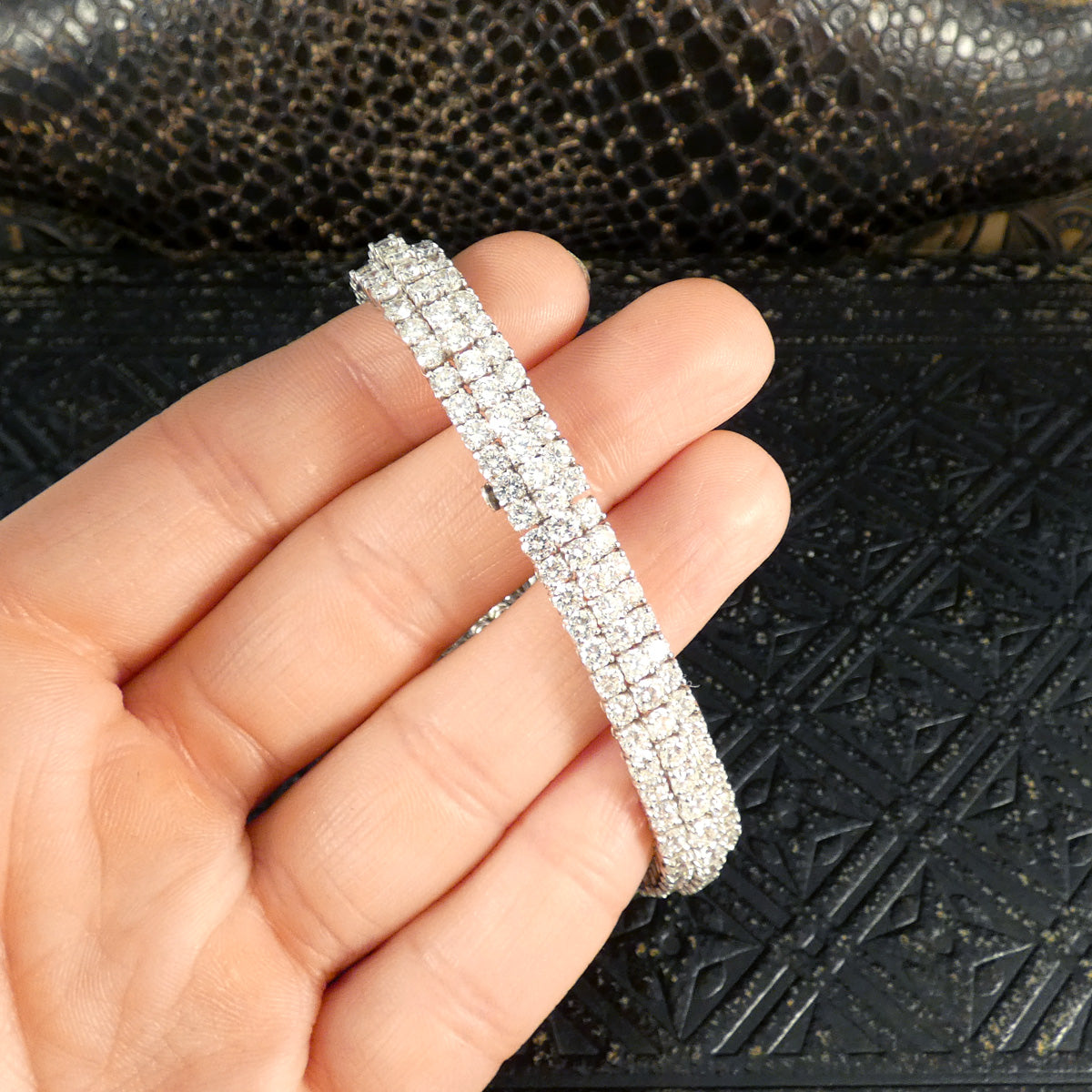 Back of Vintage 1960s diamond bracelet featuring over 20ct of dazzling diamonds, intricately set in a knot design with exceptional craftsmanship in 18ct white gold. Showing seamless diamonds all the way around the bracelet.