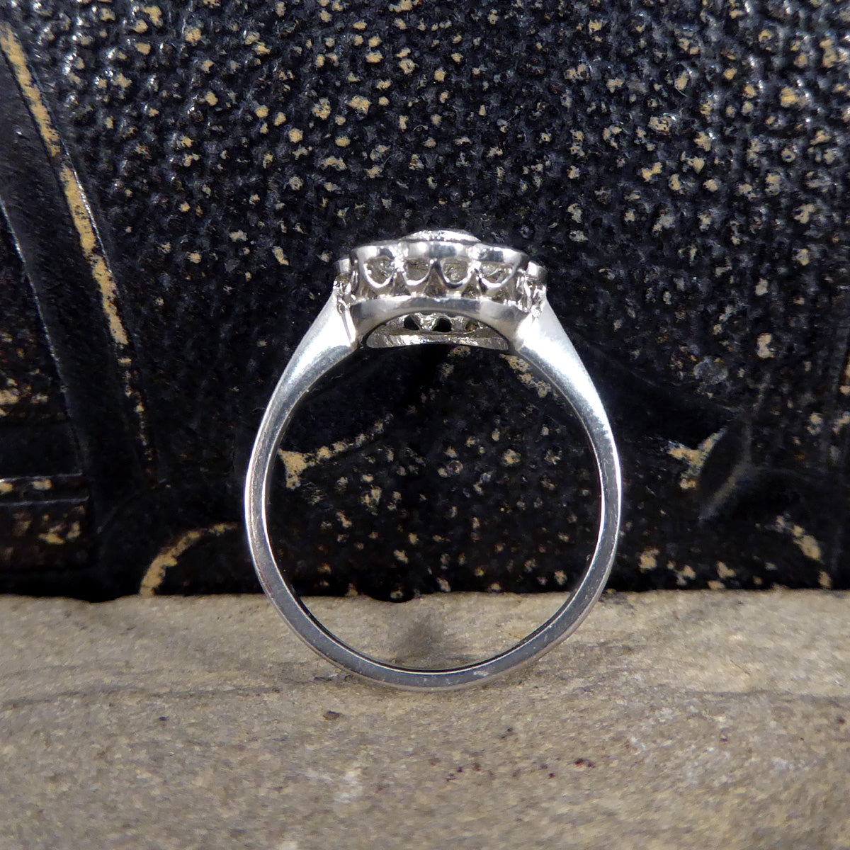 Contemporary 1.00ct Brilliant Cut Diamond set Daisy Cluster Ring in Platinum